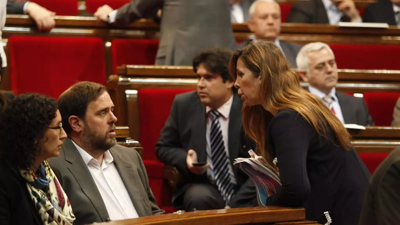 Alícia Sánchez-Camacho parla amb Oriol Junqueras i Marta Rovira en el Parlament / PERE TORDERA
