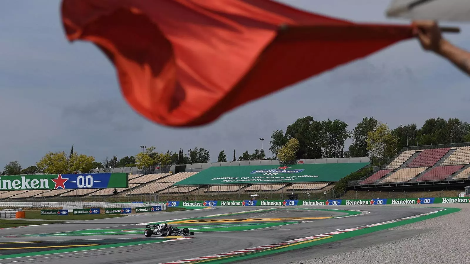 Un comissari onejant la bandera vermella ahir a Montmeló.