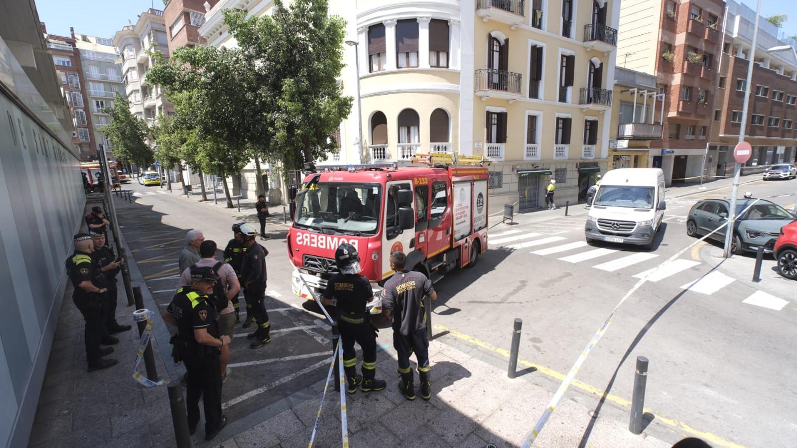 Efectivos de Bomberos trabajando en el socavón del Putxet