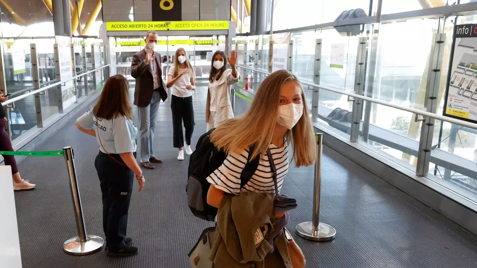 Els reis espanyols i la infanta Sofia acomiaden la princesa Elionor a l'aeroport de Madrid el dia que marxa a Gal·les a estudiar el Batxillerat