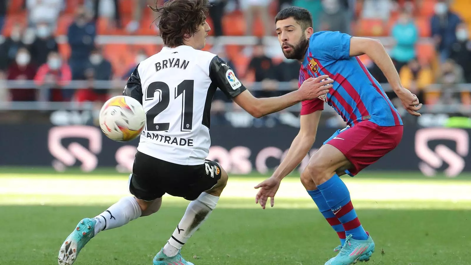 Jordi Alba intentant una passada en presència de Bryan Gil.