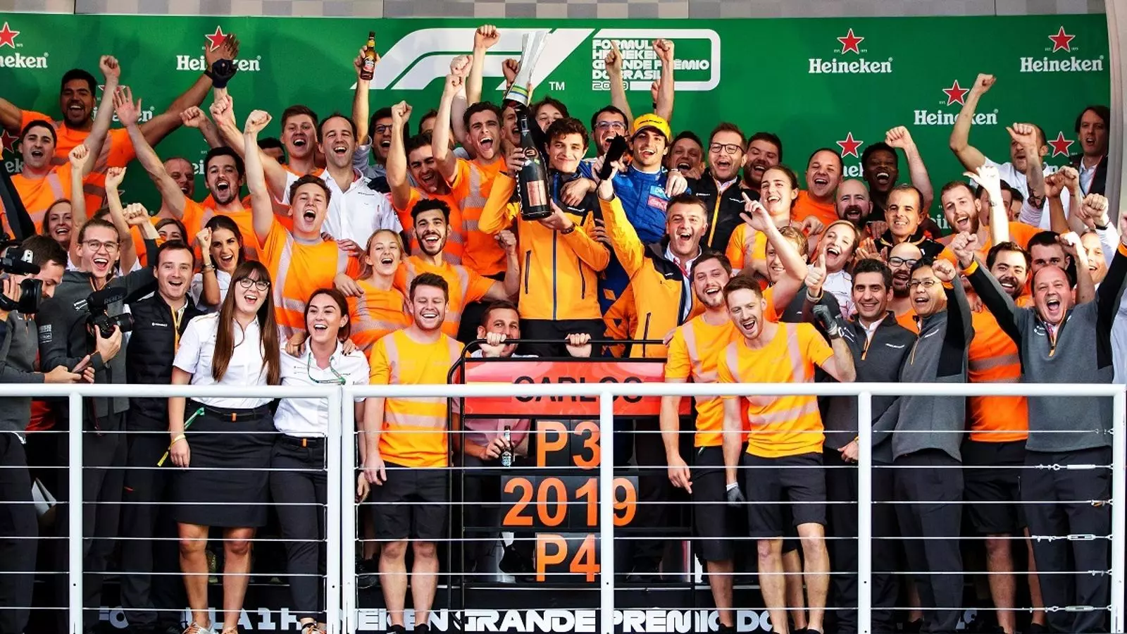 Tres hores després de veure la bandera a quadres, Carlos Sainz va pujar amb el seu equip al podi d'Interlagos