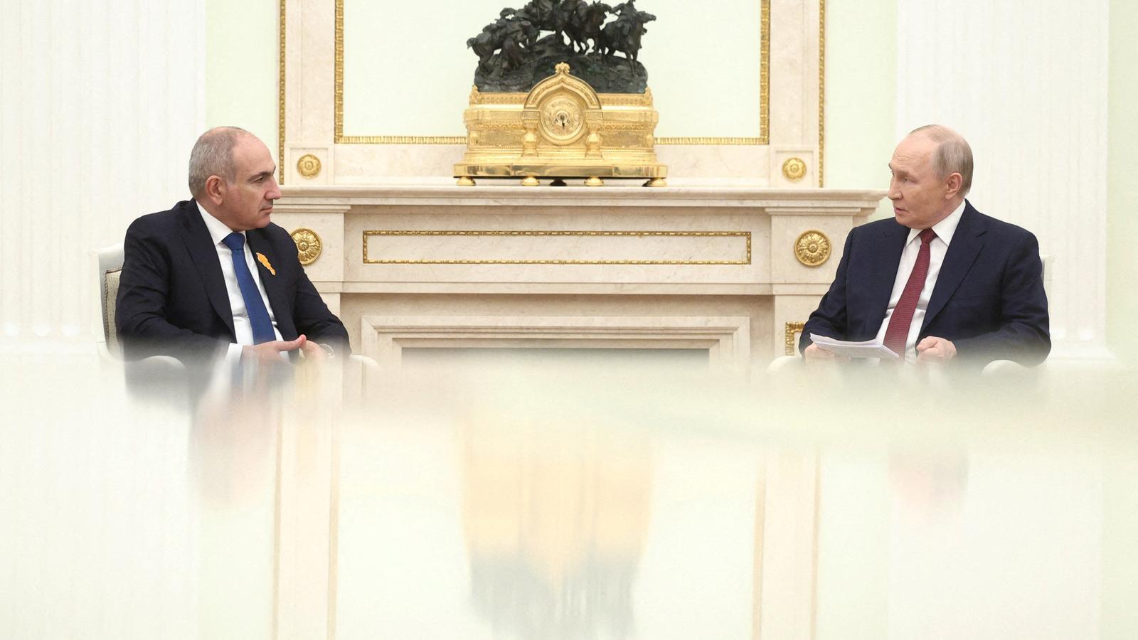 El primer ministro de Armenia, Nikol Pashinián, con el presidente ruso, Vladímir Putin, en Moscú el 1 de abril.