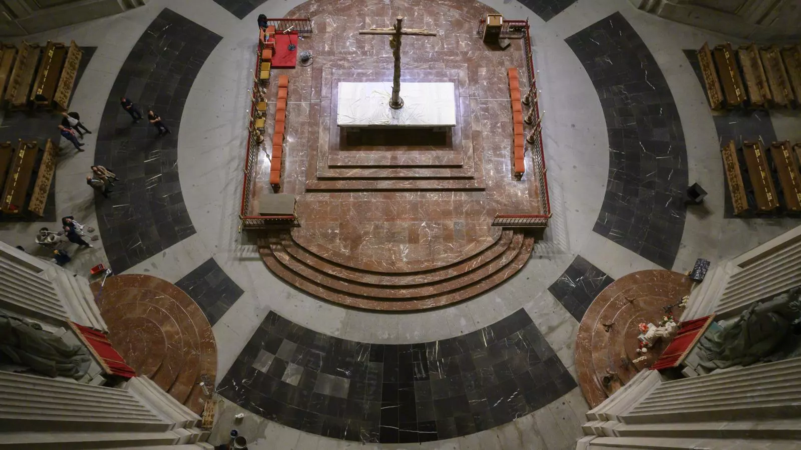 La basílica sense la tomba de Franco