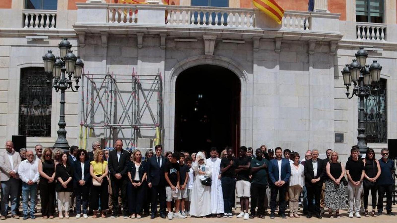 The families of the dead children, accompanied by president Illa and the Tarragona corporation, during the minute of silence.