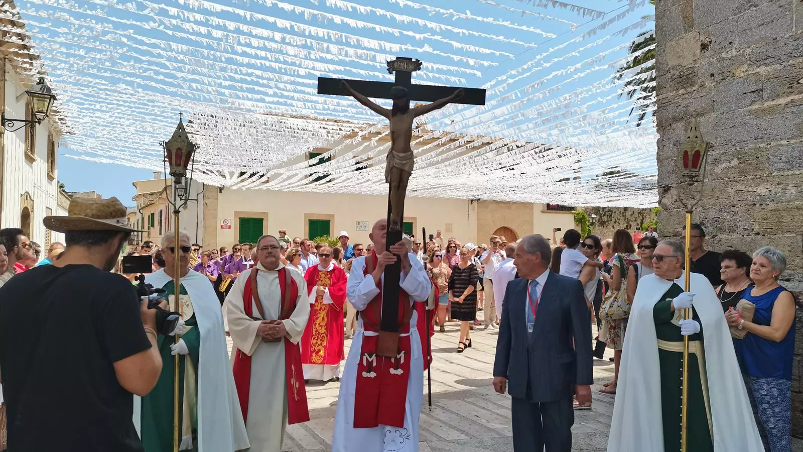El Sant Crist d'Alcúdia començant el recorregut de la processó.
