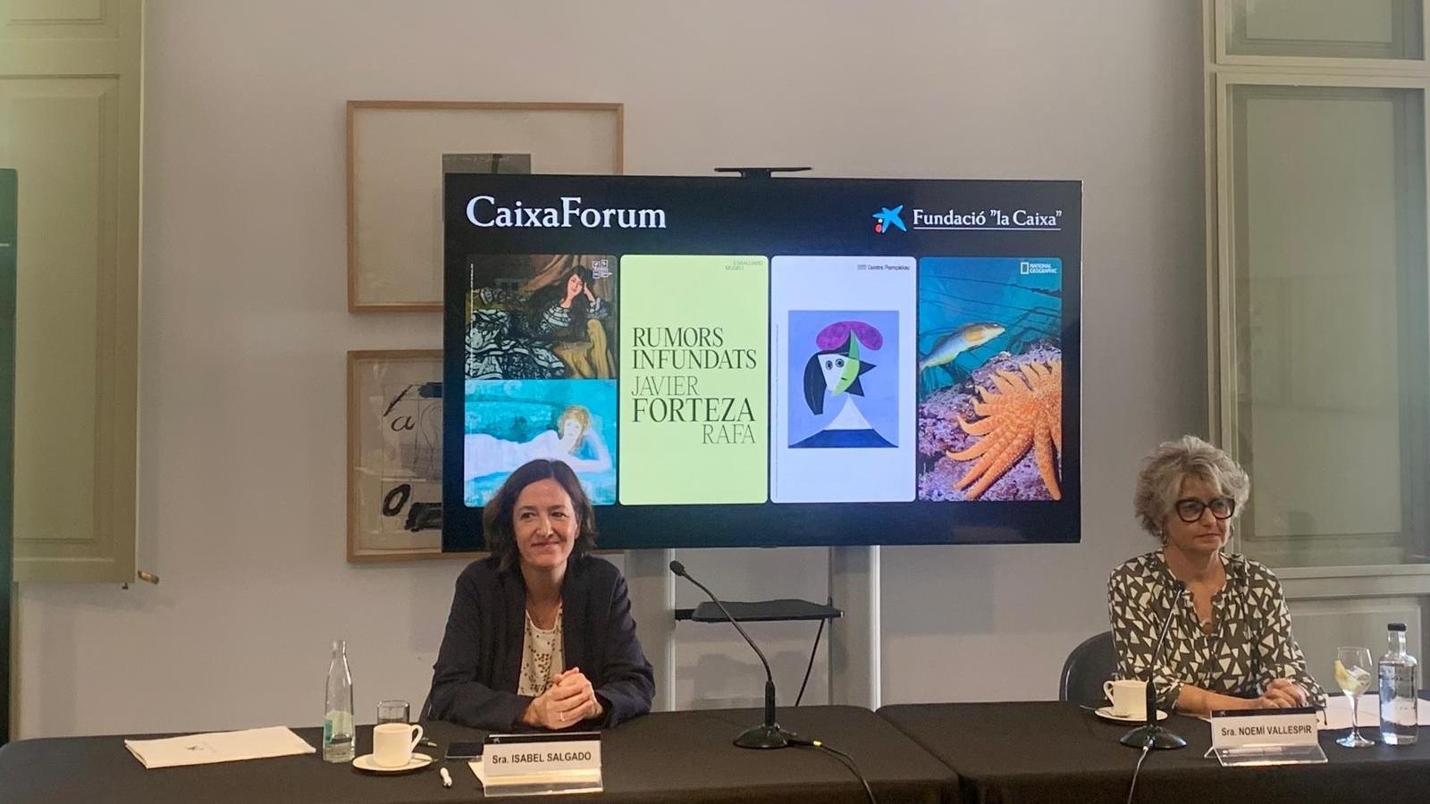La gestora de planificación y contenidos de Caixaforum Palma, Noemí Vallespir, y la directora del área de exposiciones, colección y Caixaforum+ de la Fundación "la Caixa", Isabel Salgado, en la rueda de prensa de presentación de la temporada.