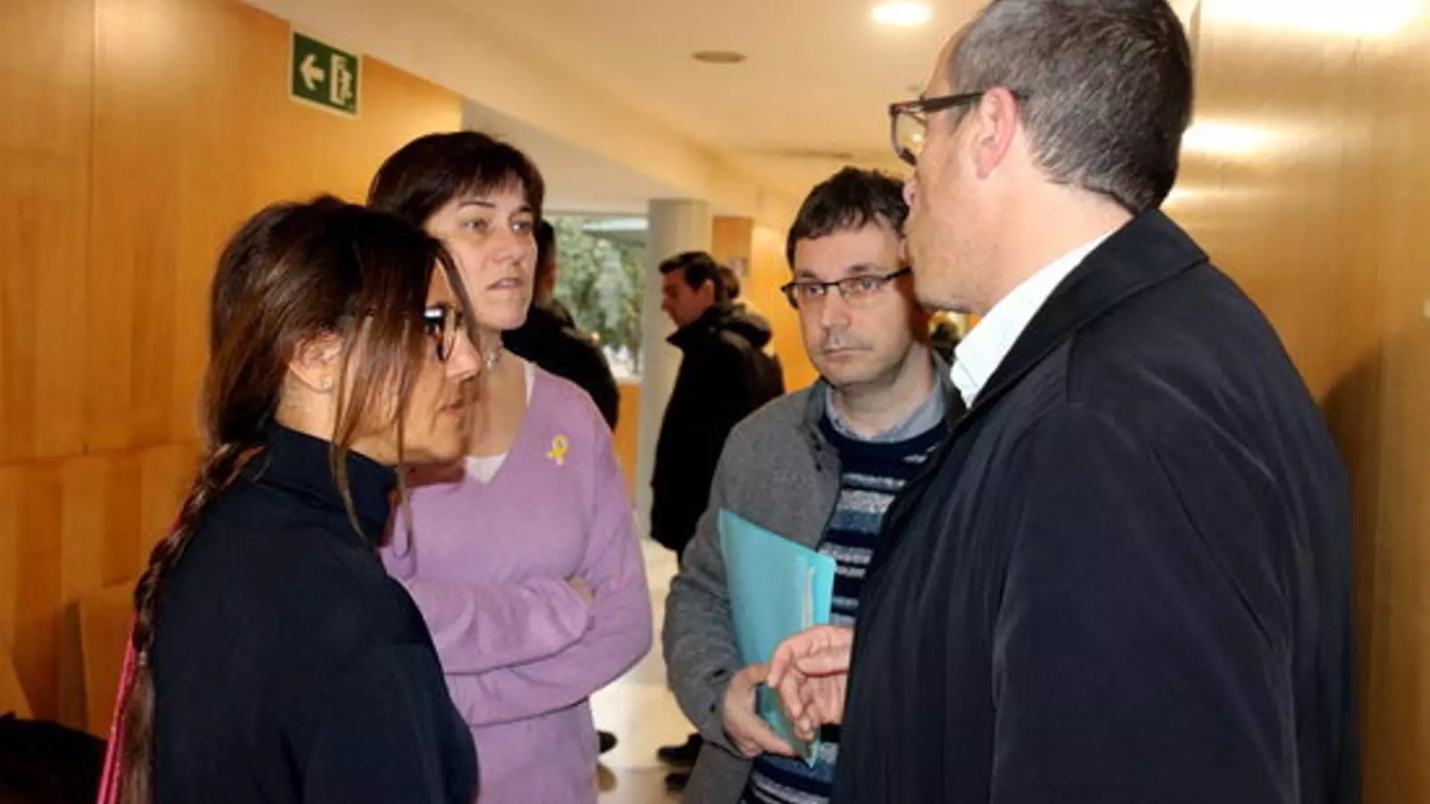 Alguns dels afectats per les càrregues de l'1-O, acompanyats del seu advocat, abans d'entrar a declarar
