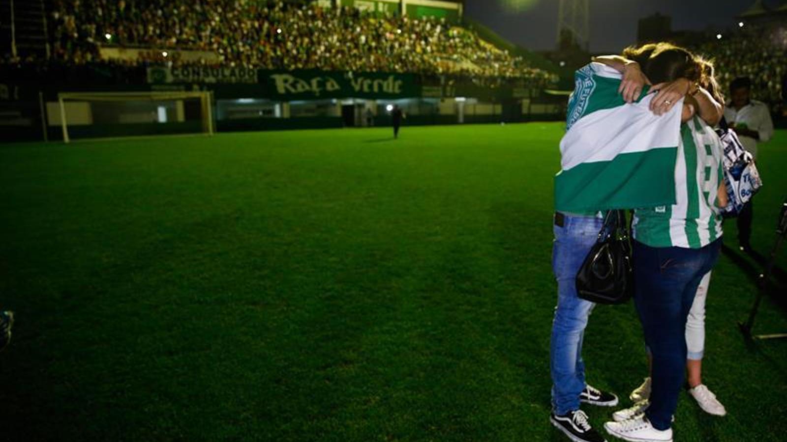 Aficionats i familiars dels jugadors de la Chapecoense han participat en una vetlla a l'estadi del club brasiler en memòria de les víctimes.