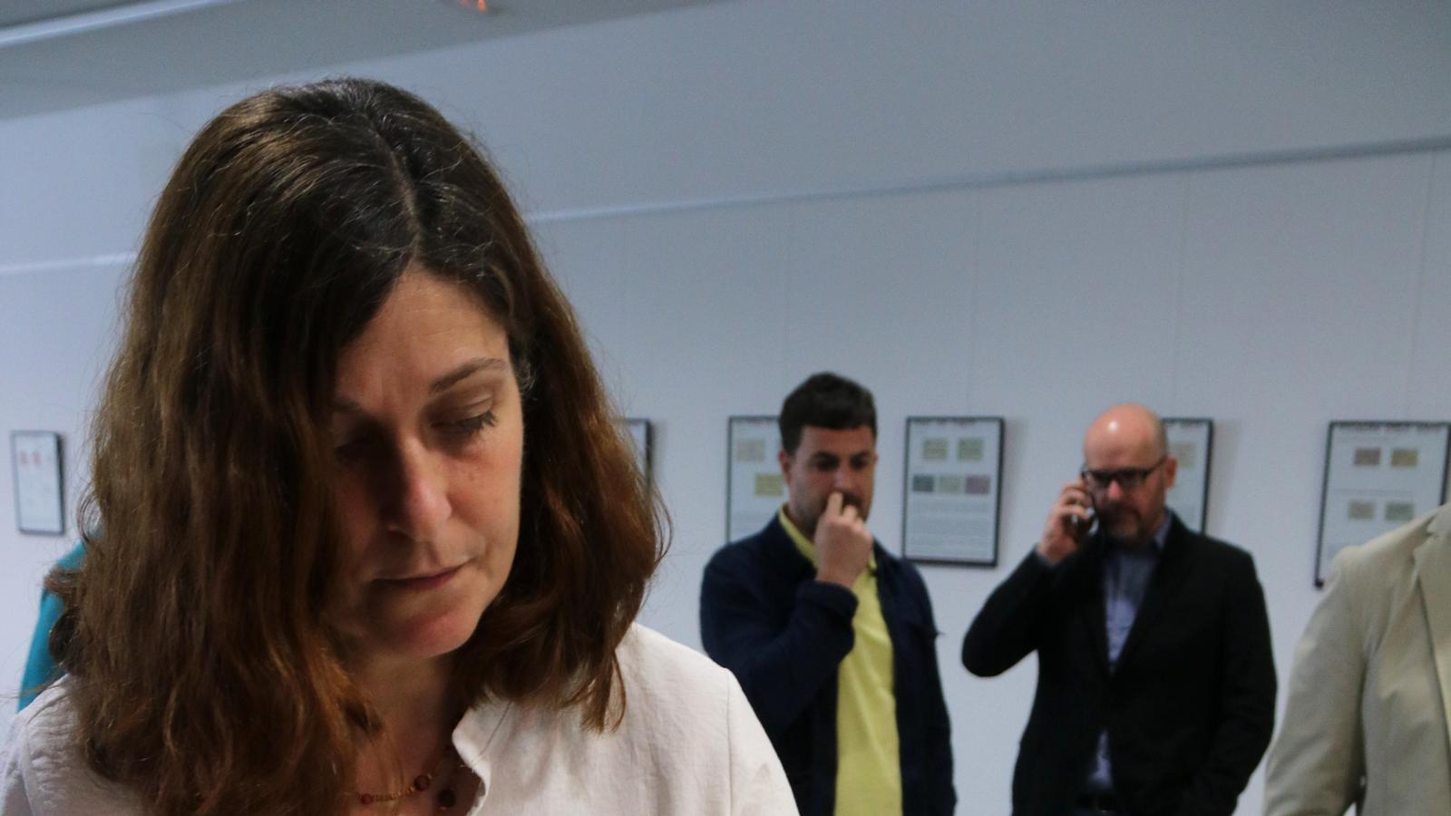 The director of the Terra Alta Regional Archive, Laura Tienda, with the Hebrew parchments