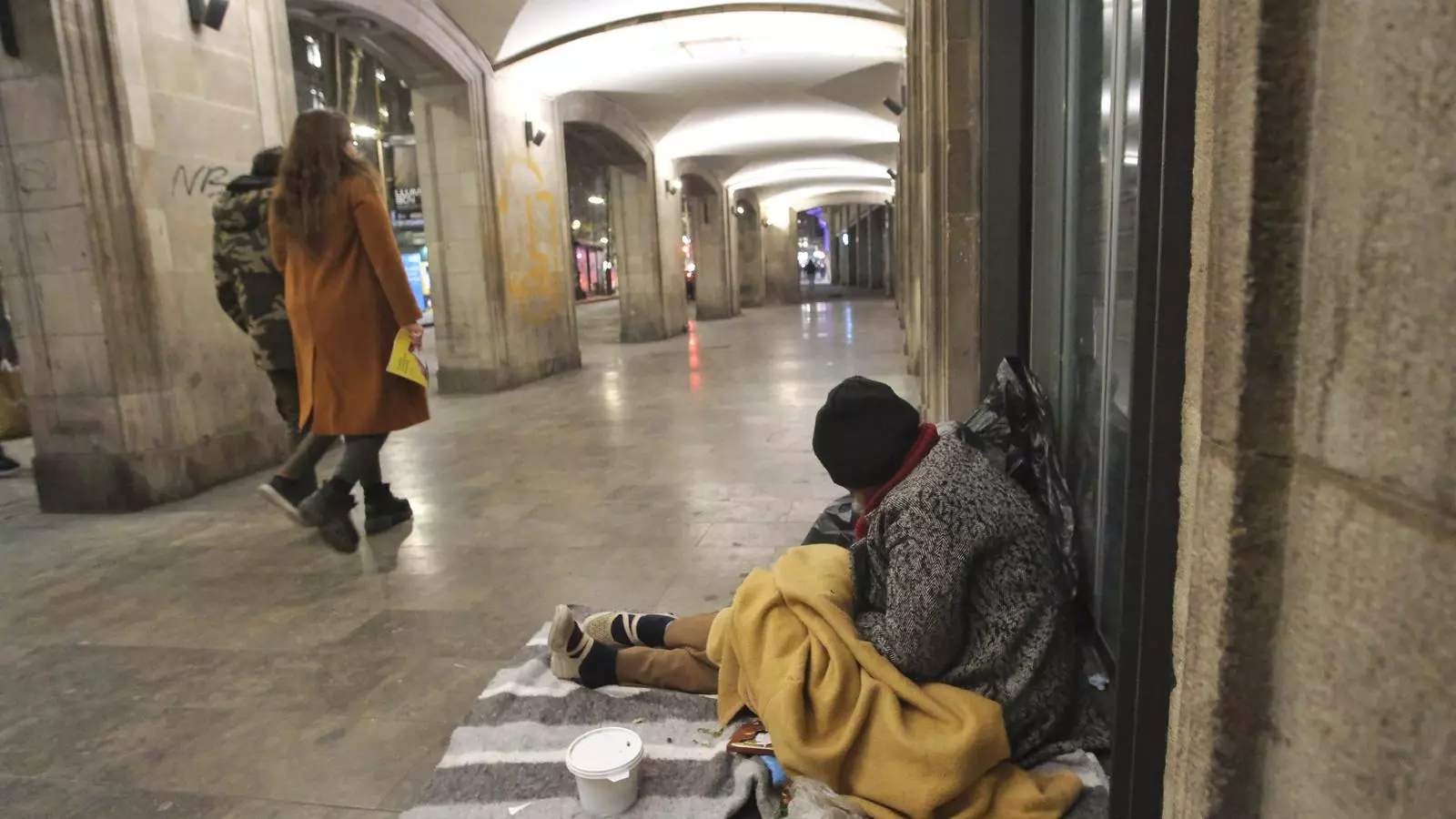 La Suleica és dominicana i anit estava encongida de fred a les porxades del Palau Moja, a la Rambla de Barcelona.