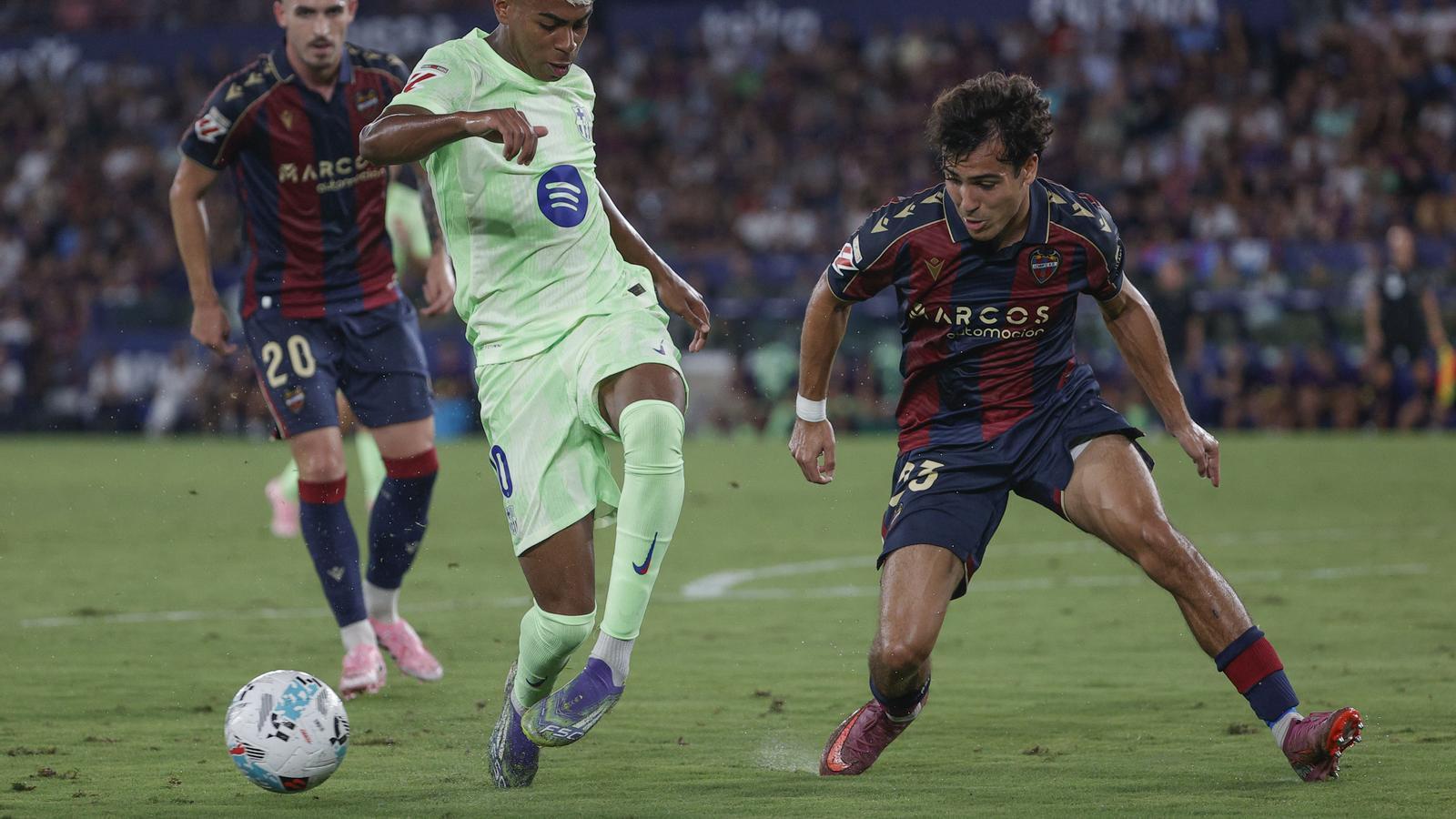 Manu Sánchez disputa una pelota con Lamine Yamal en el partido de Liga entre el Levante UD y el FC Barcelona en el Ciutat de Valencia.