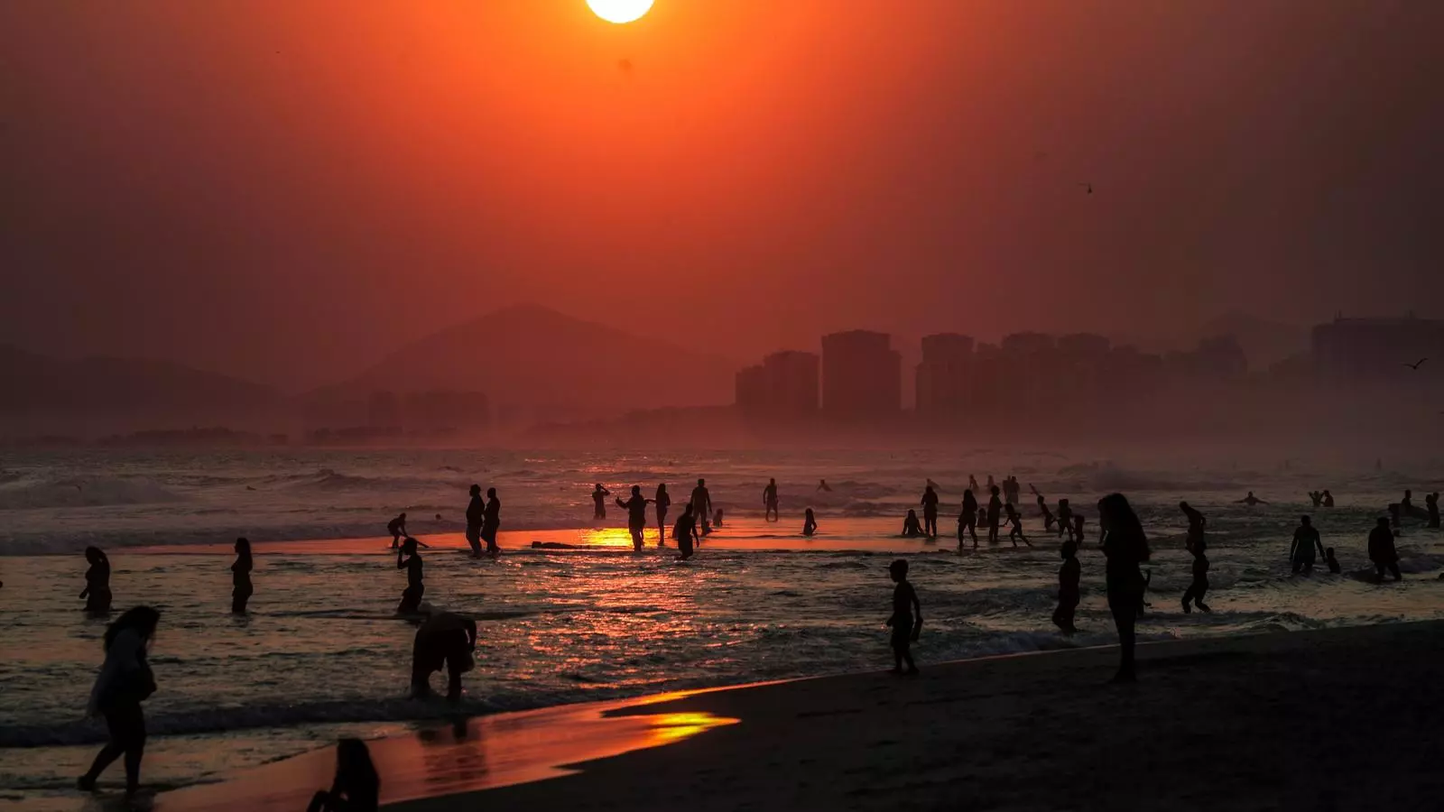 El sol es pon a la platja de Barra de Tijuca (Brasil)