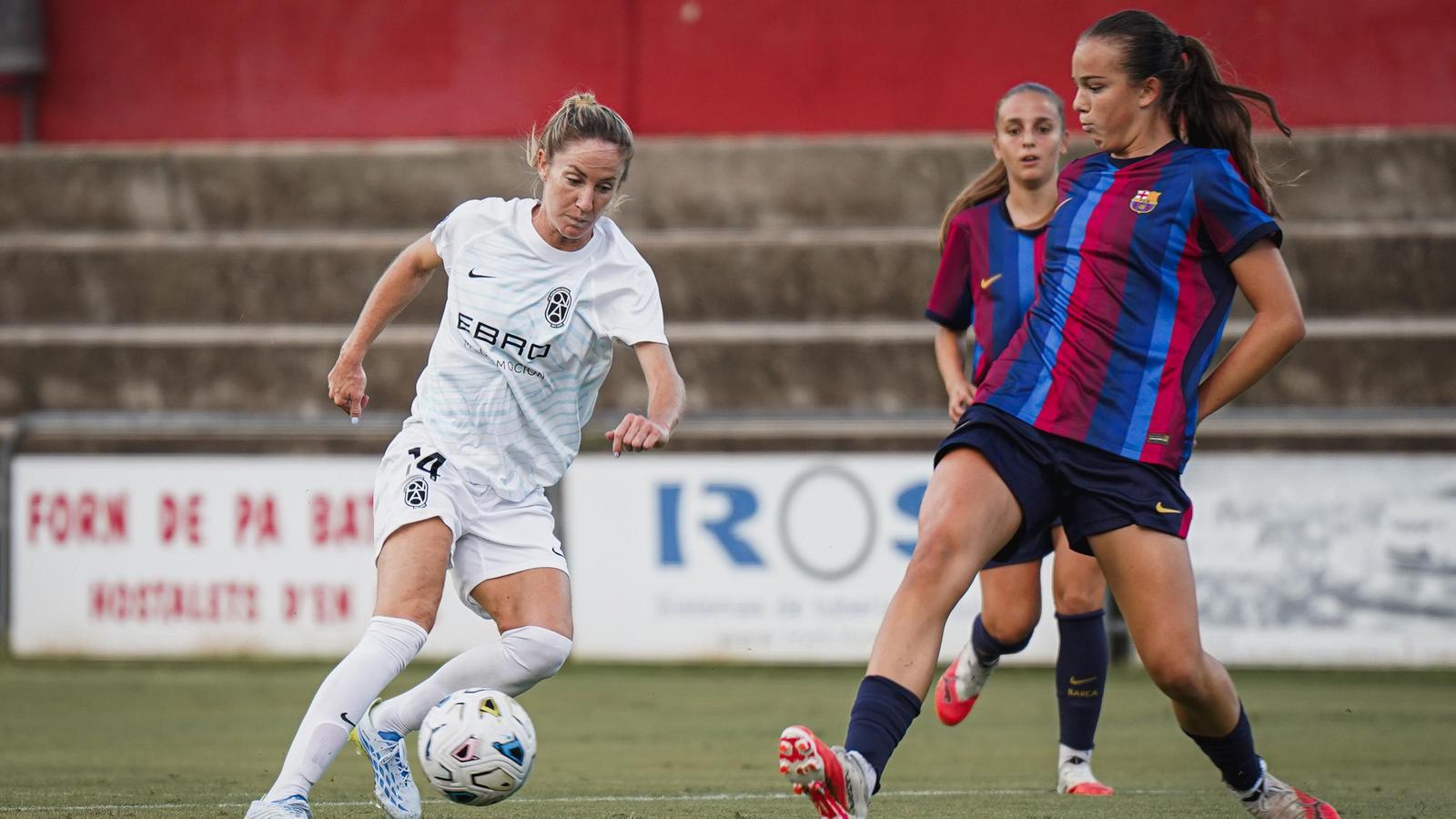 Laura Requena, Lauri, with the ball controlled in the friendly match between Badalona Women and Barça B
