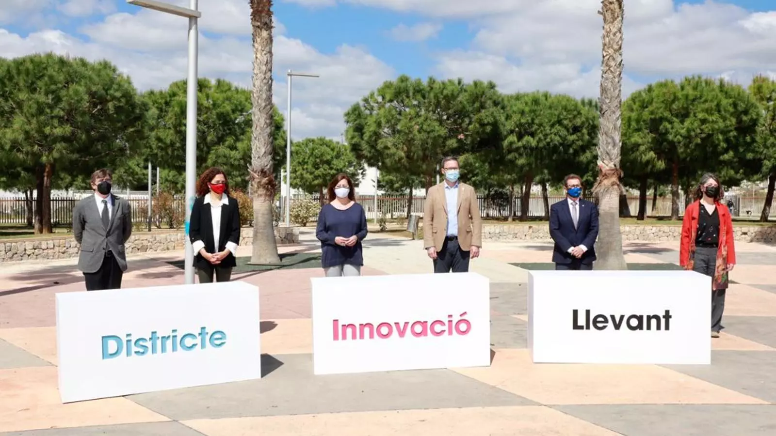 Francesc Antich (APB); la presidenta del Consell de Mallorca, Catalina Cladera, la presidenta del Govern, Francina Armengol; el batle de Palma, José Hila; el rector de la UIB, Llorenç Huguet, i la regidora de Palma, Neus Truyol
