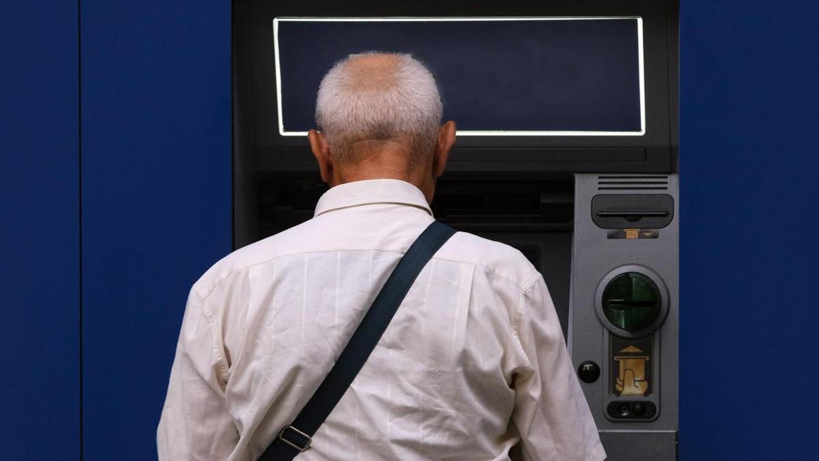 23100502NOW PHOTOS ATMS AND OLD PEOPLE AT THE ATMS AND YOUNG PEOPLE PASSING BY THE ATMS 05 10 2023 PHOTO MANOLO GARCIA NOW