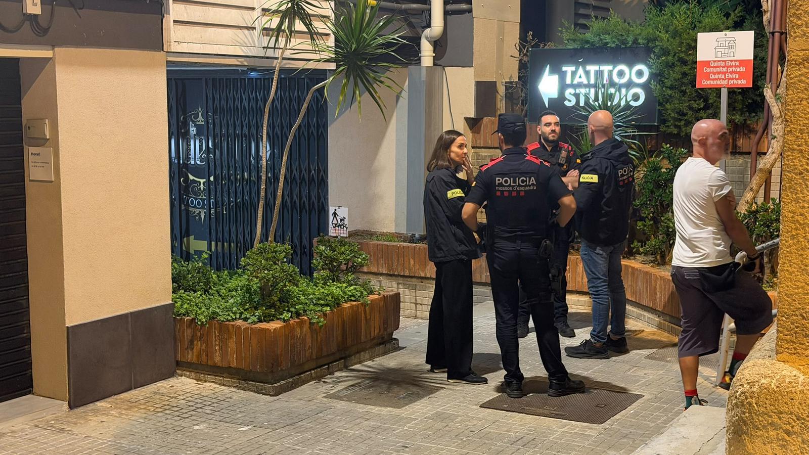 Agentes de cuerpos policiales ante un local de tatuajes donde ha habido un tiroteo mortal.