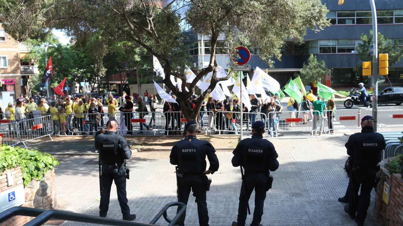 La entrada del departamento de Educación este miércoles durante la reunión entre sindicatos y Gobierno