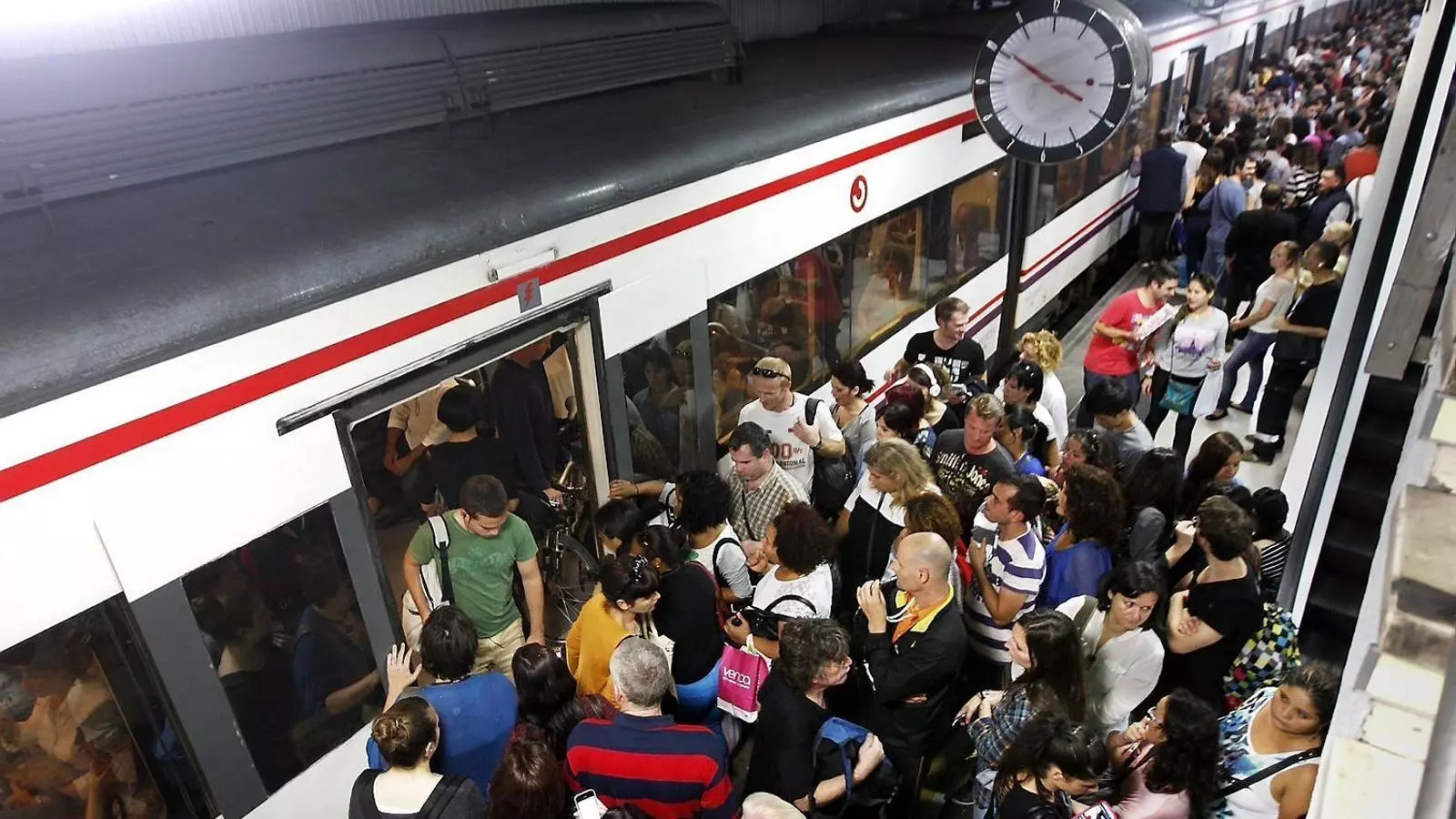 Usuaris esperant per entrar al comboi, en una imatge d'arxiu