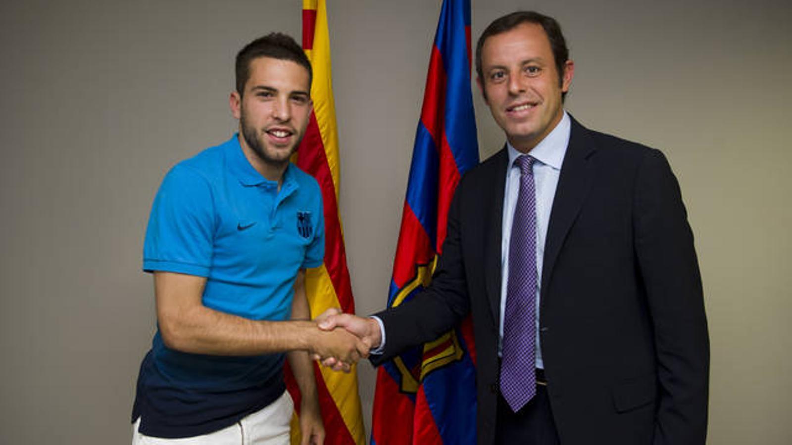 Jordi Alba i Sandro Rosell, després de firmar el contracte del jugador a les oficines del club