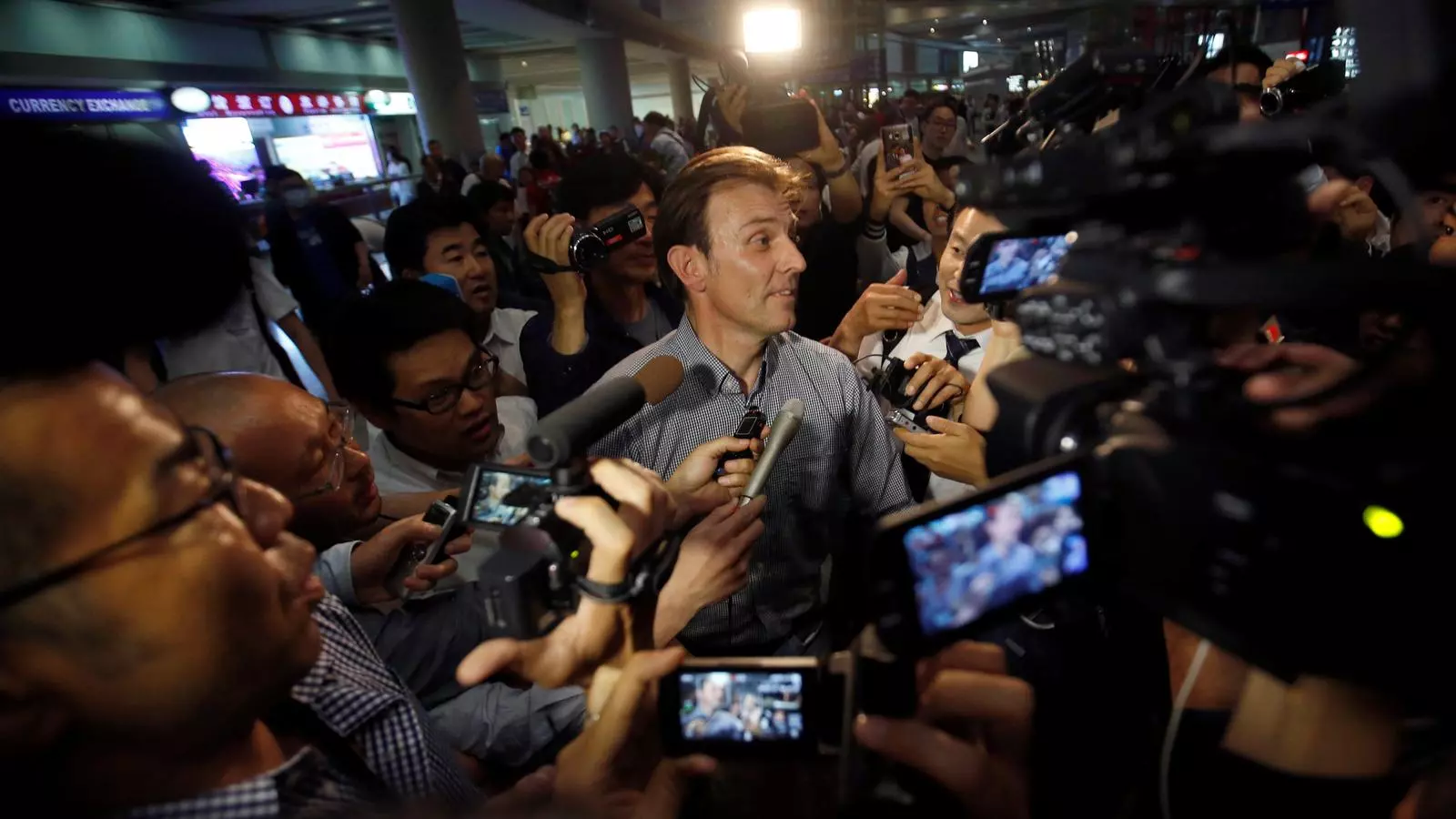 Wingfield-Hayes arriba a l'aeroport de Pekín després de ser expulsat de Corea del Nord