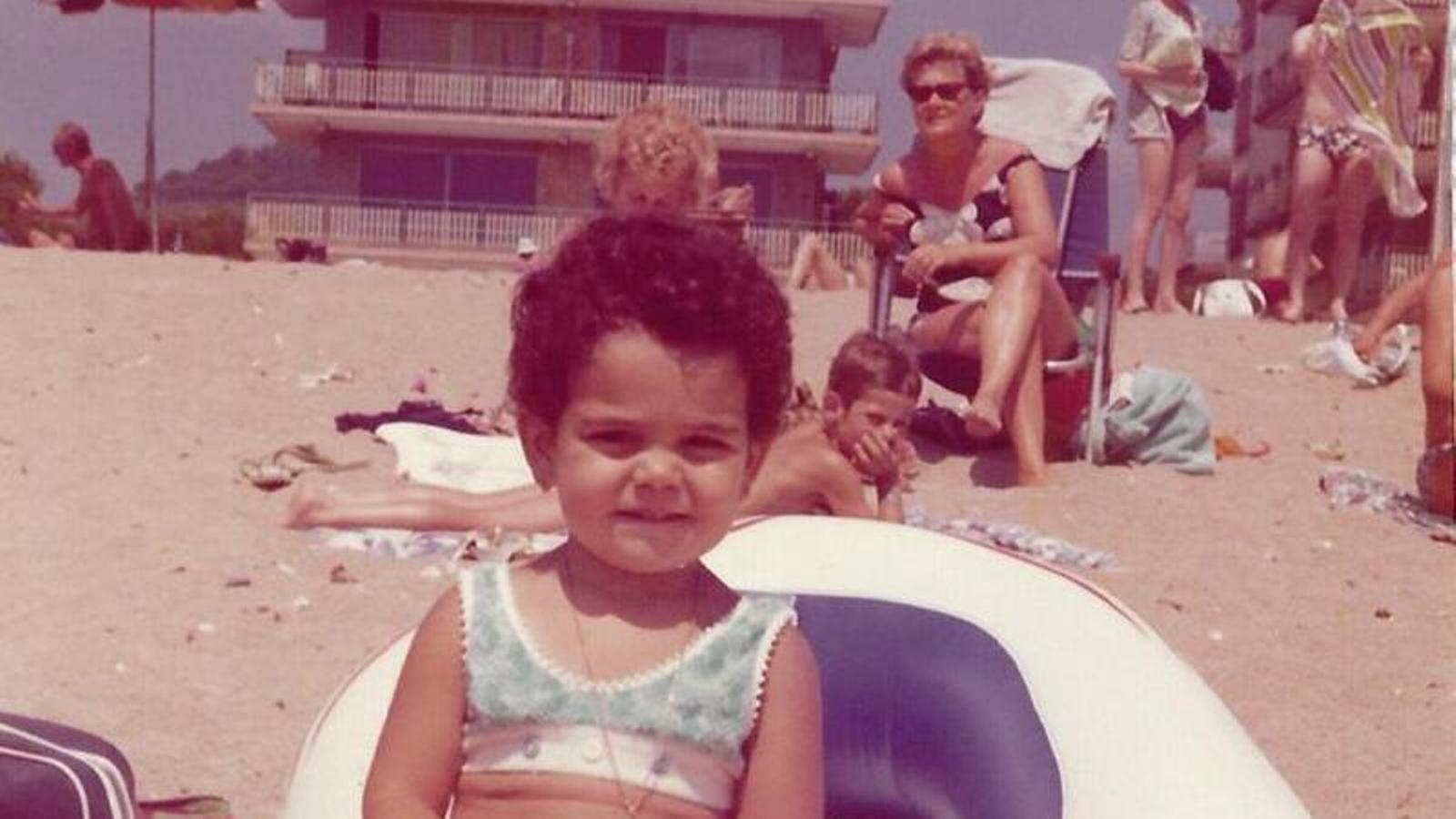 Care Santos de pequeña en la playa de Santa Susanna