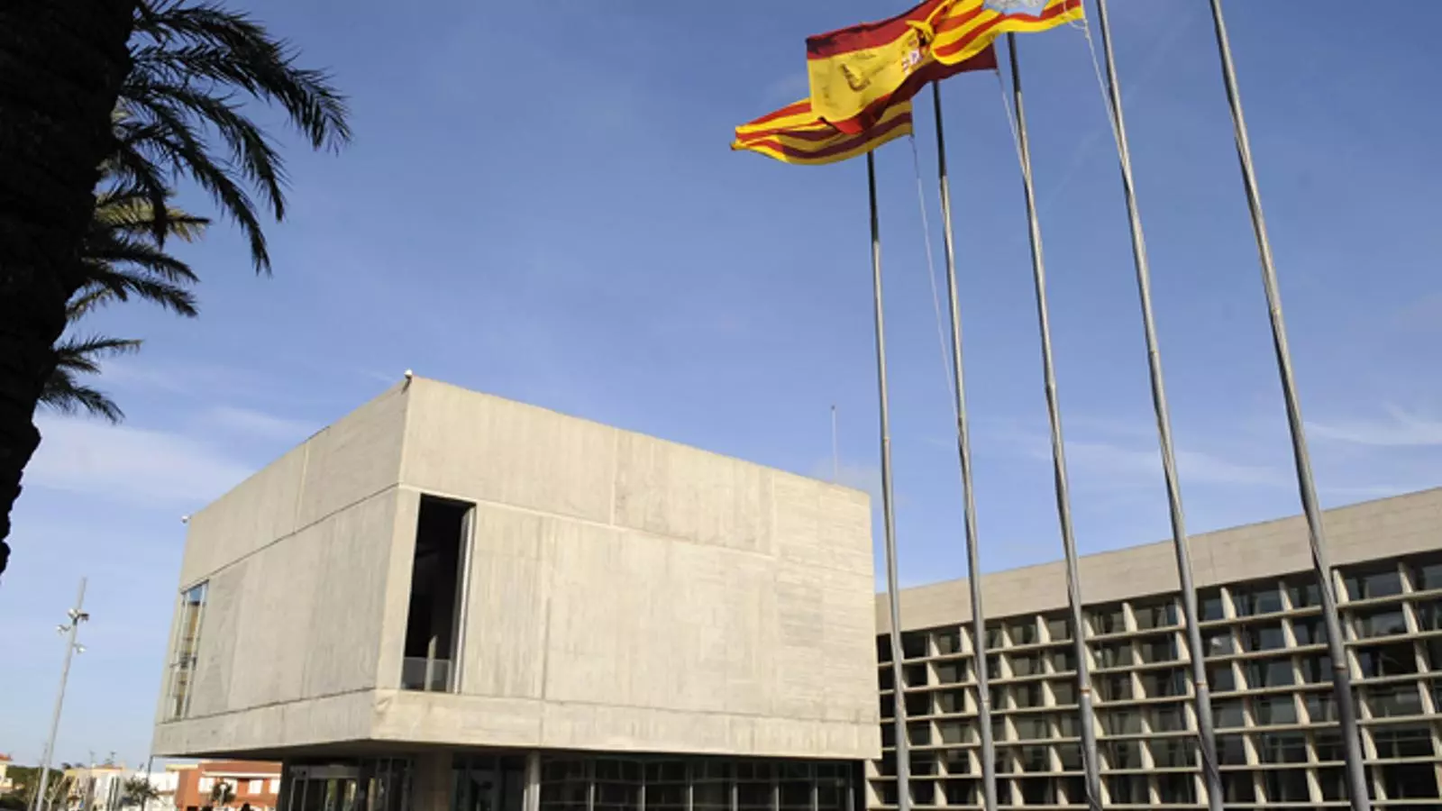 El departament d'Educació del Consell impulsa els ajuts a estudiants i facilita la seva tramitació.