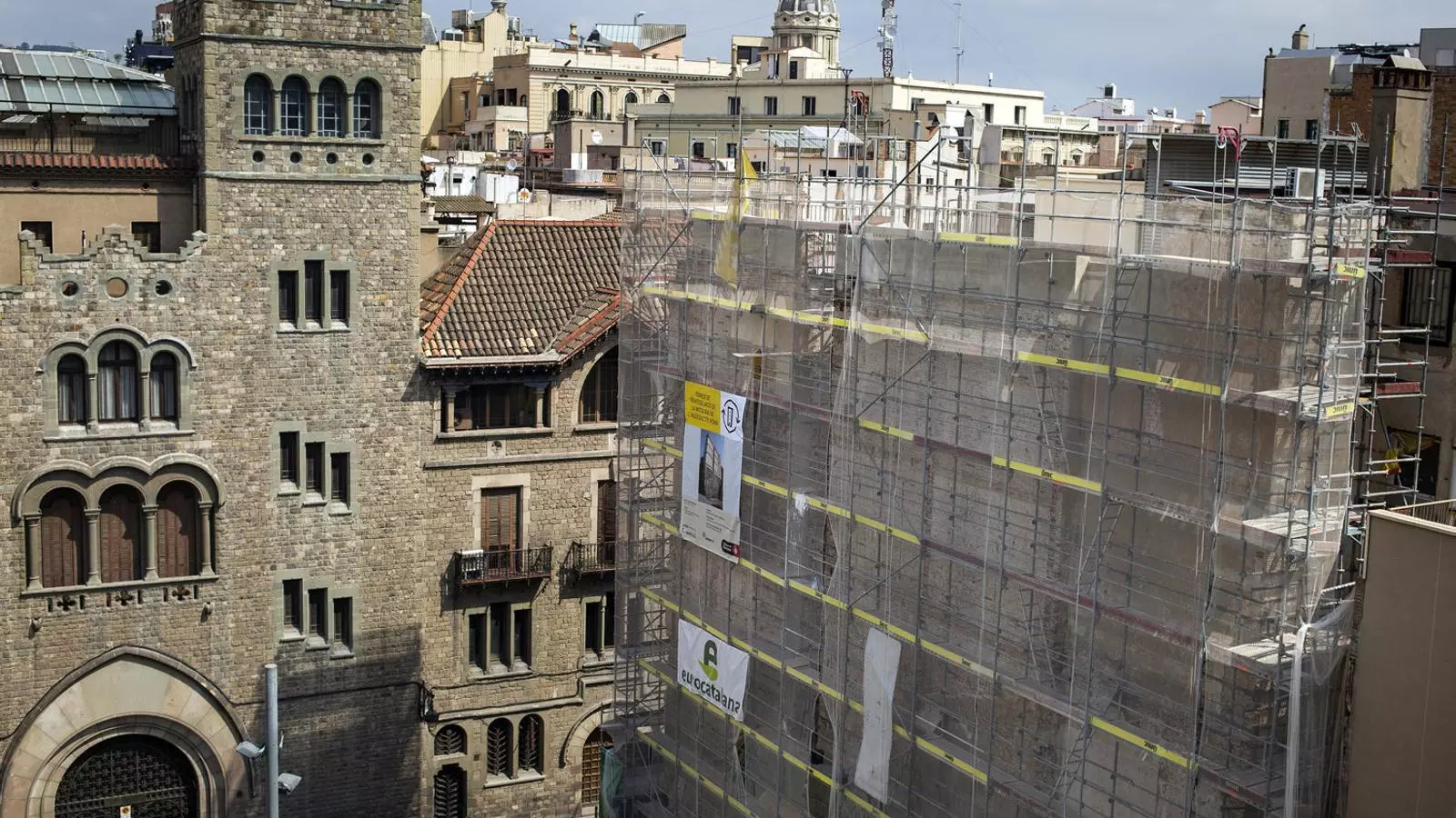 La façana de la Fundació Balmesiana i la restauració de l’antic aqüeducte al carrer Duran i Bas l’any 2018.