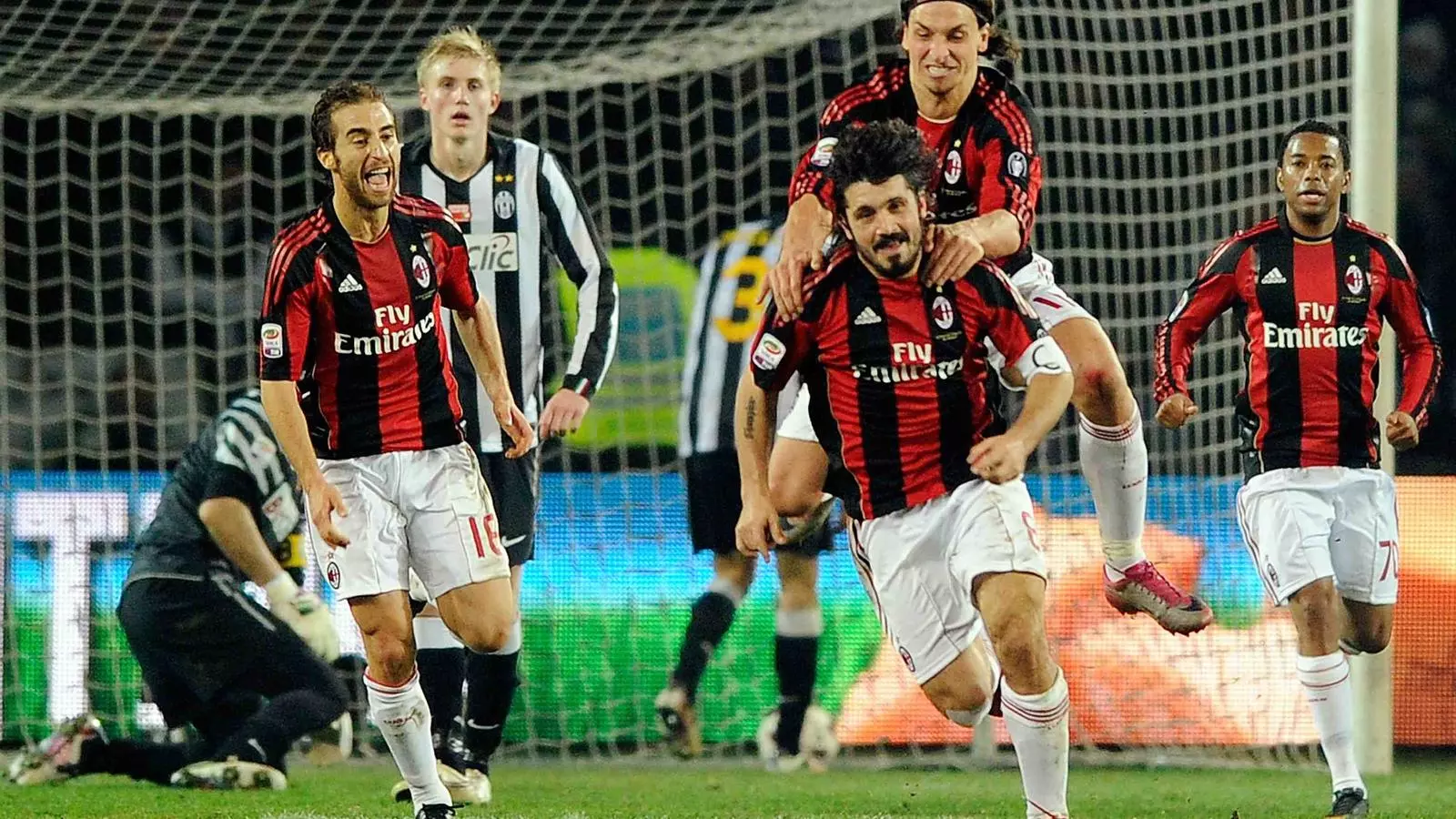 Ibrahimovic salta sobre Gattuso, l'autor del gol contra la Juventus.
