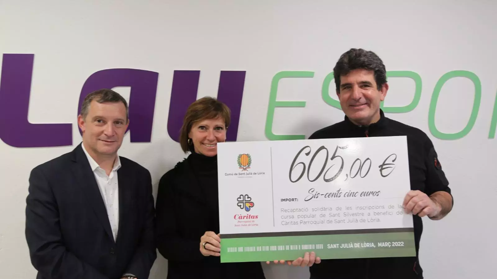 Els cònsols de Sant Julià de Lòria, Josep Majoral i Mireia Codina, entreguen el xec al president de Càritas, Jordi González.