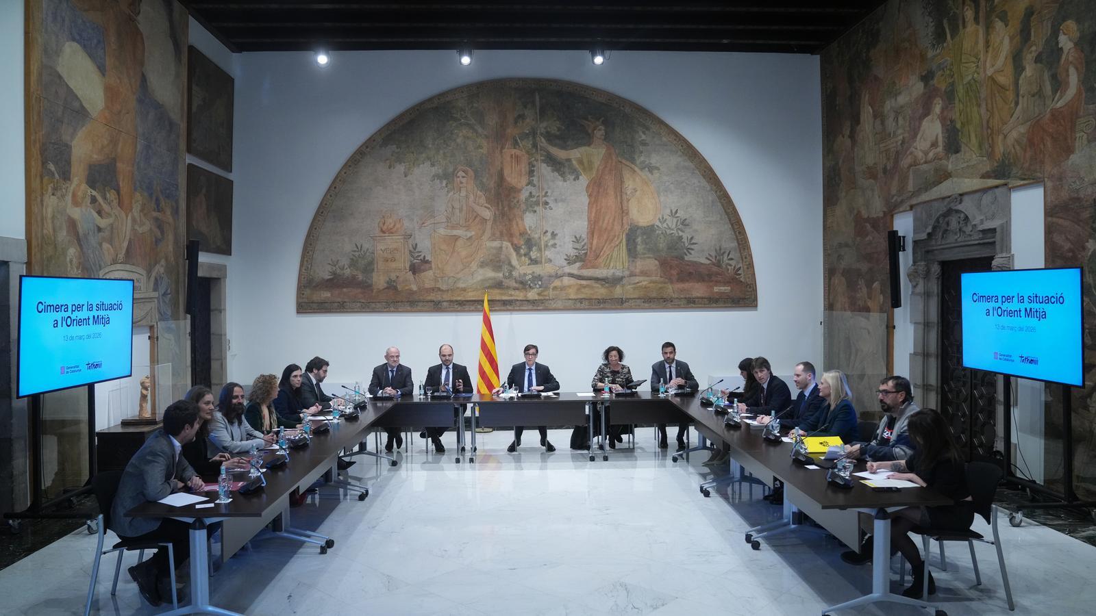 La cumbre con los partidos encabezada por el presidente, Salvador Illa, en el Palau de la Generalitat.