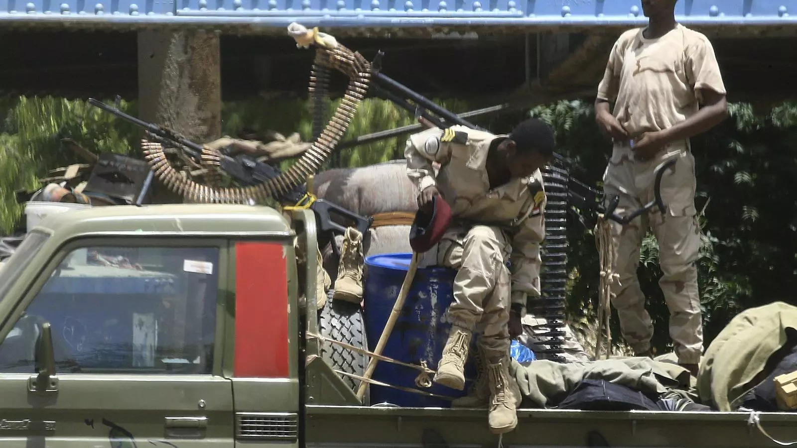 Membres de les forces ràpides de suport, els grups paramilitars que terroritzen la població, patrullant a Khartoum.