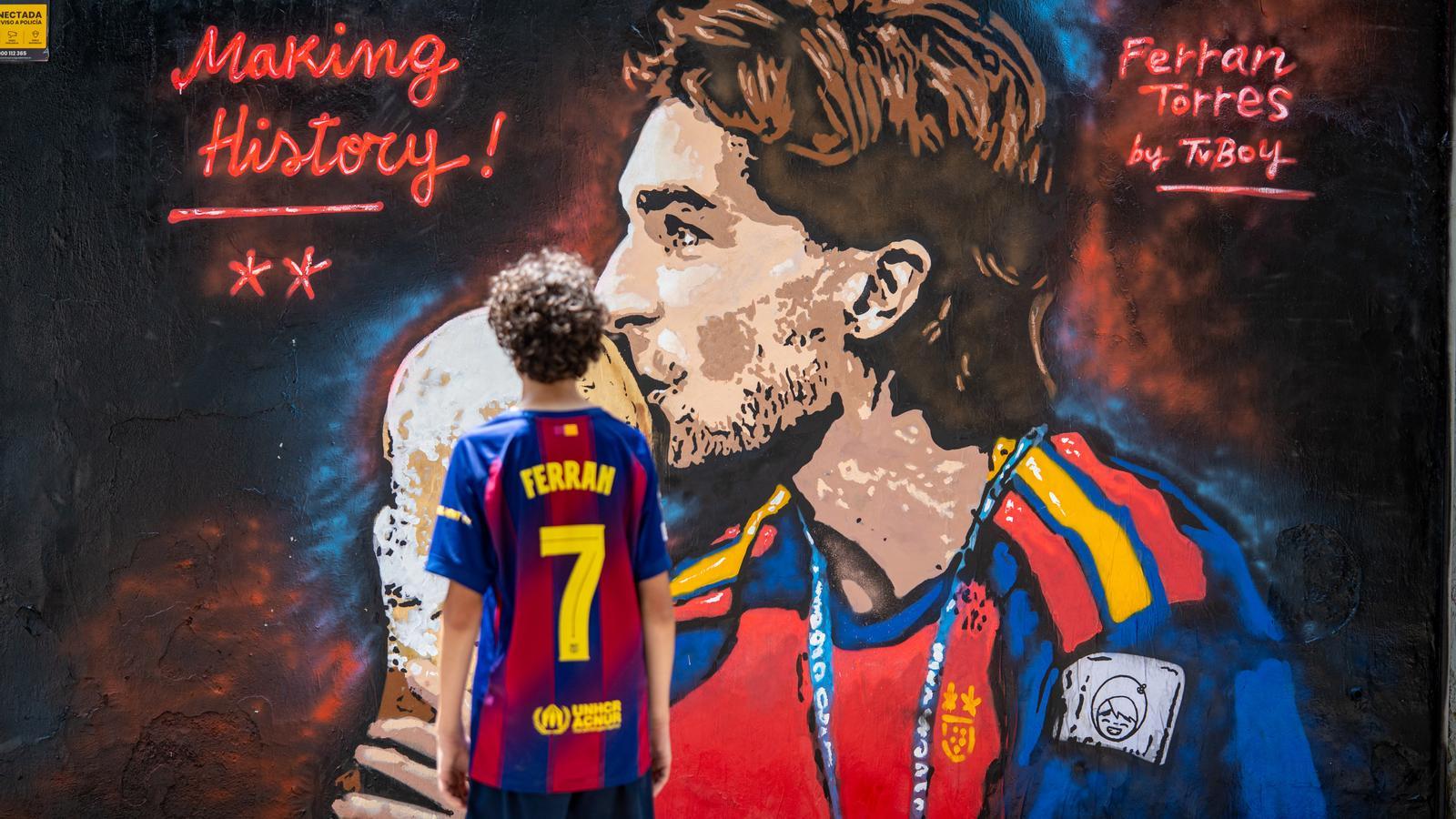 Mural made by the urban artist Tvboy in homage to Ferran Torres, in Barcelona.
