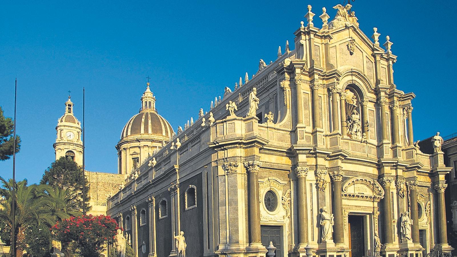 Catedral de Santa Àgata, a Catània. A la dreta, escena d’'El padrí I', ambientada a Sicília.