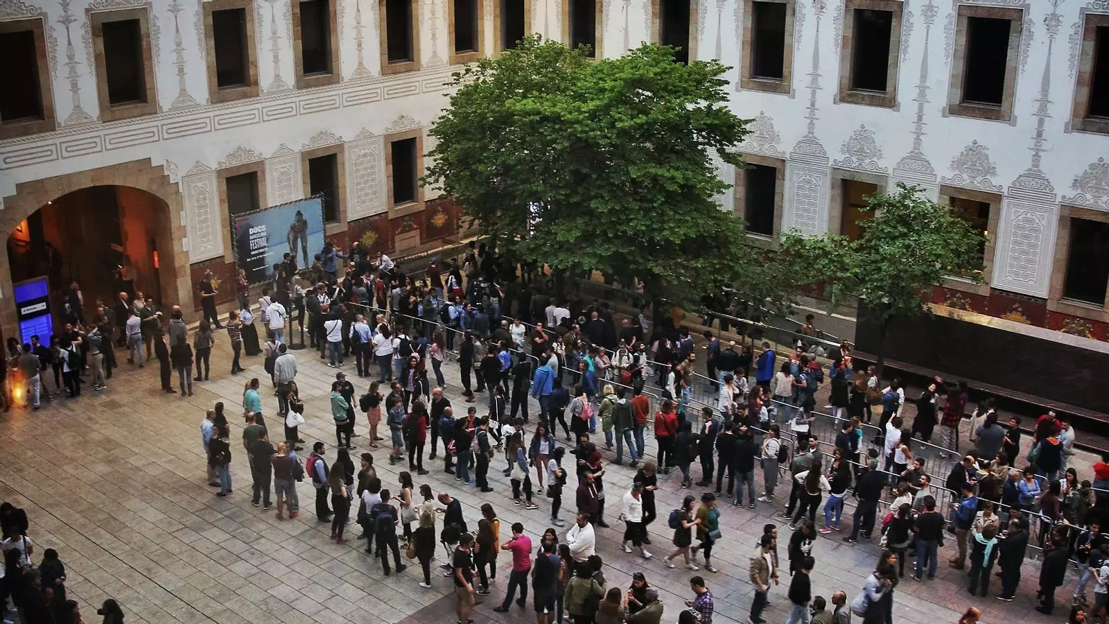 Nit de cues entusiastes i Xapes blaves als museus