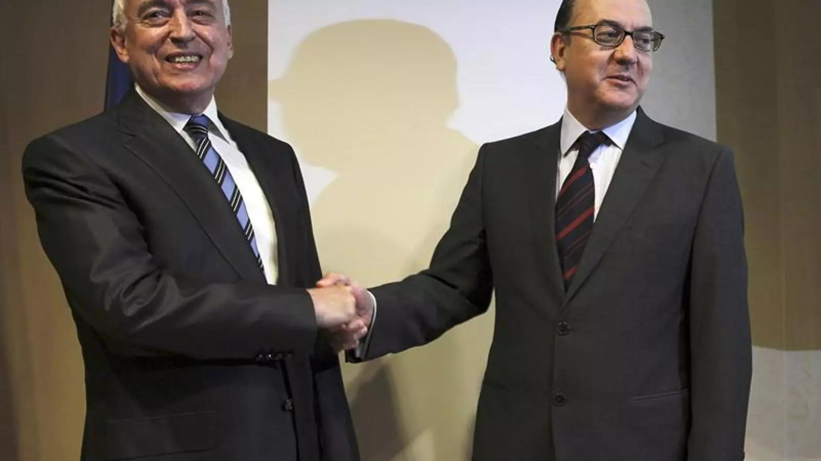 El fins ara president de l'AEB, Miguel Martín, amb el seu successor, José María Roldán. EFE