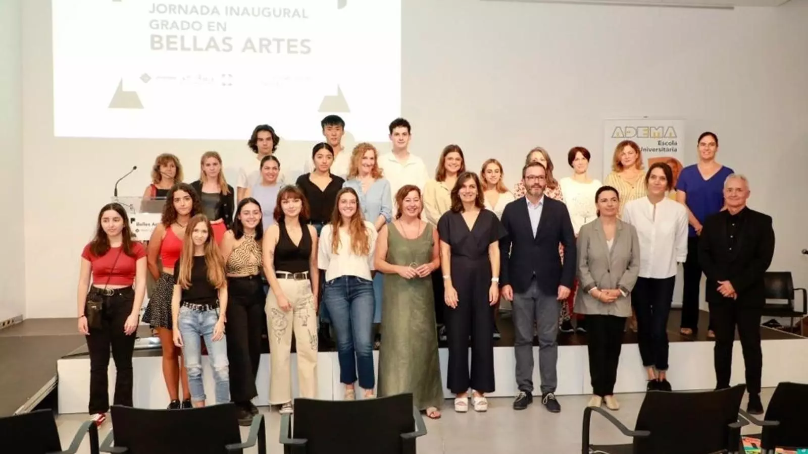 Francina Armengol, i altres autoritats polítiques, amb els assistents de la sessió inaugural del grau de Belles Arts.