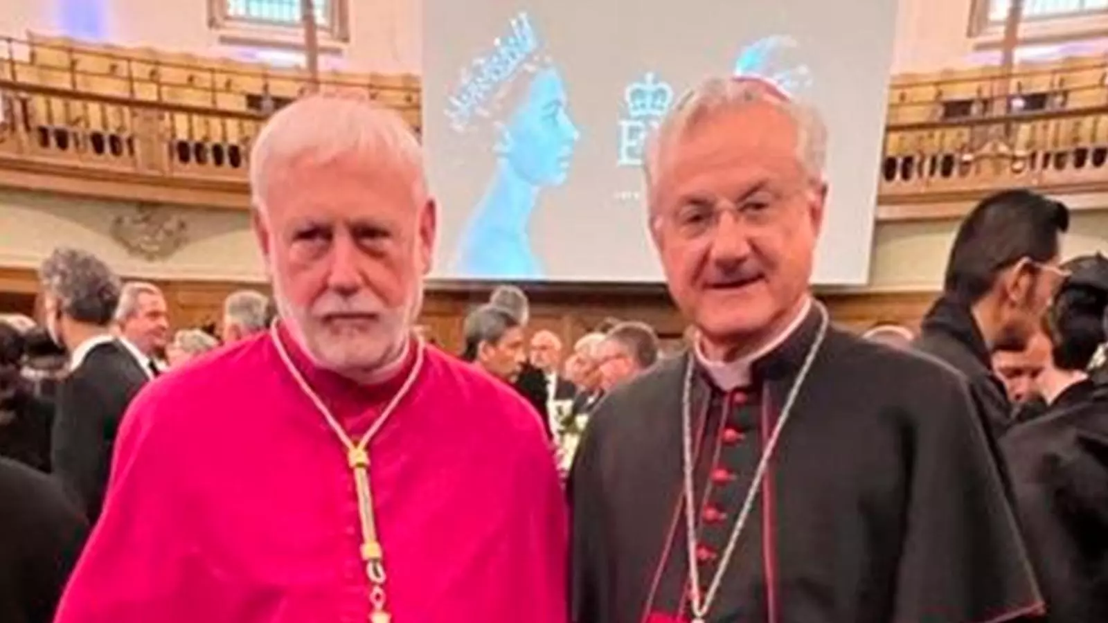 El copríncep episcopal, Joan-Enric Vives, amb l’arquebisbe Paul Gallagher, de la secretaria d’Estat de la Santa Seu.
