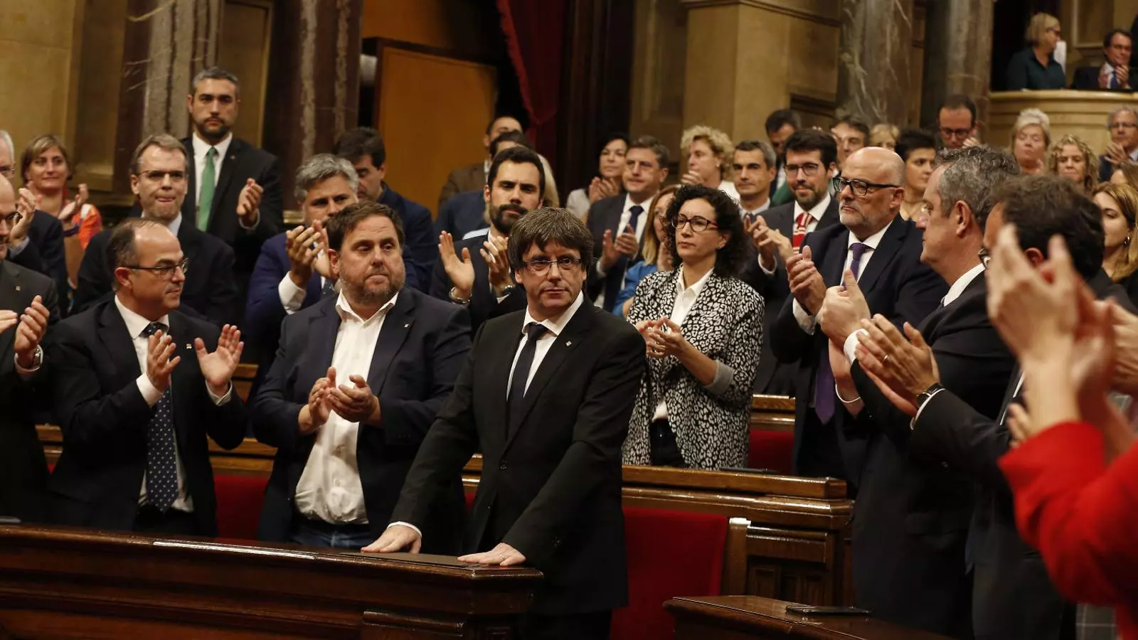 El president Carles Puigdemont ahir al ple del Parlament, aplaudit pel grup de Junts pel Sí.