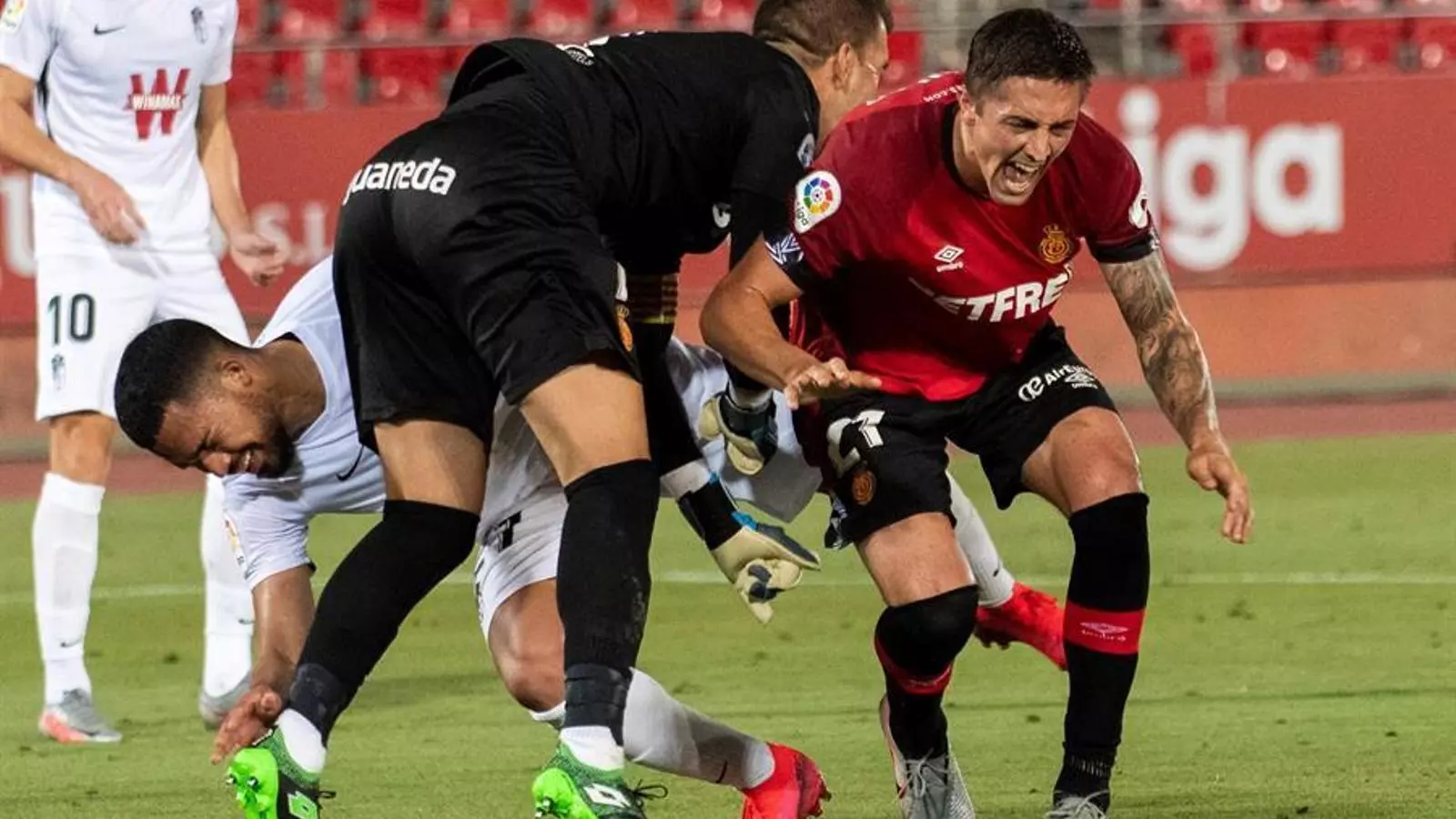 Reina i Raillo lluiten per una pilota durant el partit