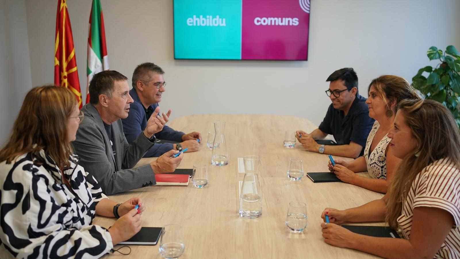 Meeting between the EH Bildu delegation, led by Arnaldo Otegi, and the Comuns, with Candela López, Gemma Tarafa and Gerardo Pisarello