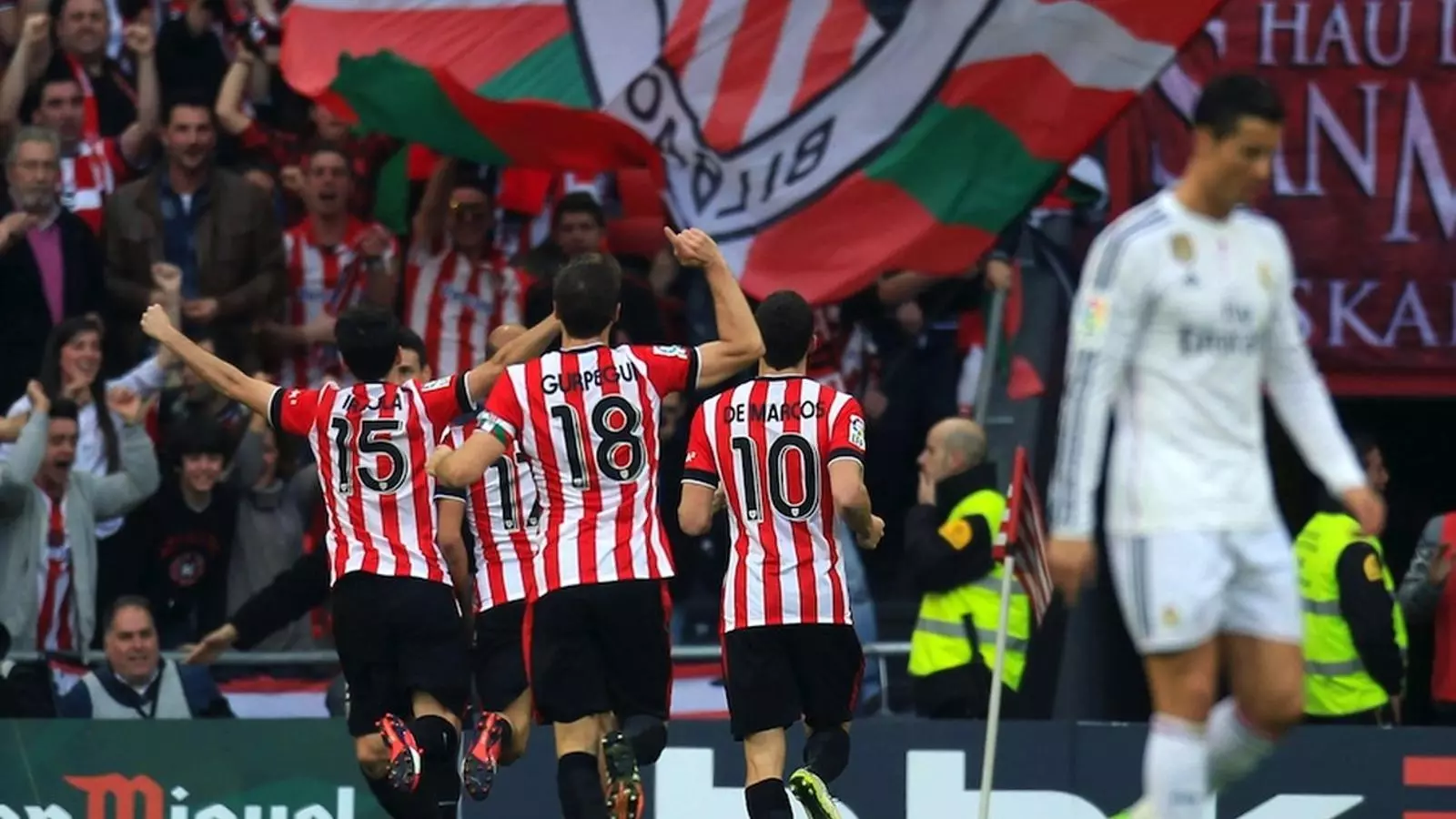 Els jugadors de l'Athletic celebren el gol d'Aduriz contra el Madrid