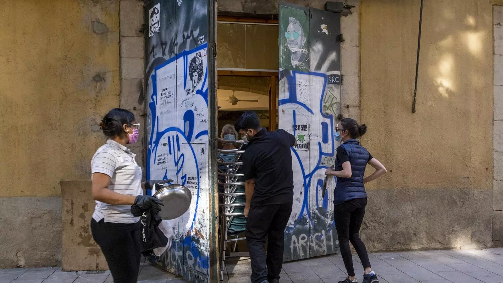 Un local de Barcelona preparant-se per poder muntar la terrassa quan s'entri en fase 1