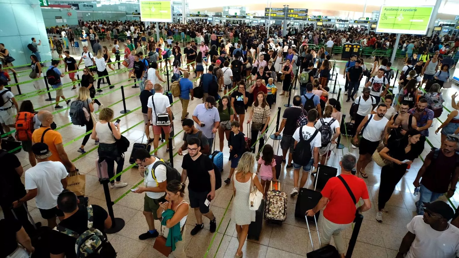 Cues al Prat per la vaga dels treballadors de seguretat