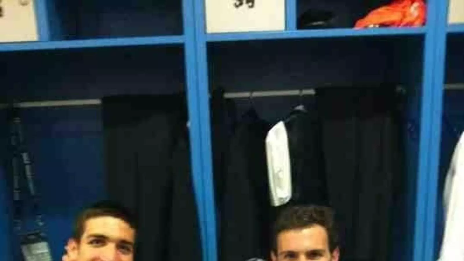 Oriol Romeu, celebrant la Championsm del Chelsea, amb una senyera i la copa / @javiergiraldo
