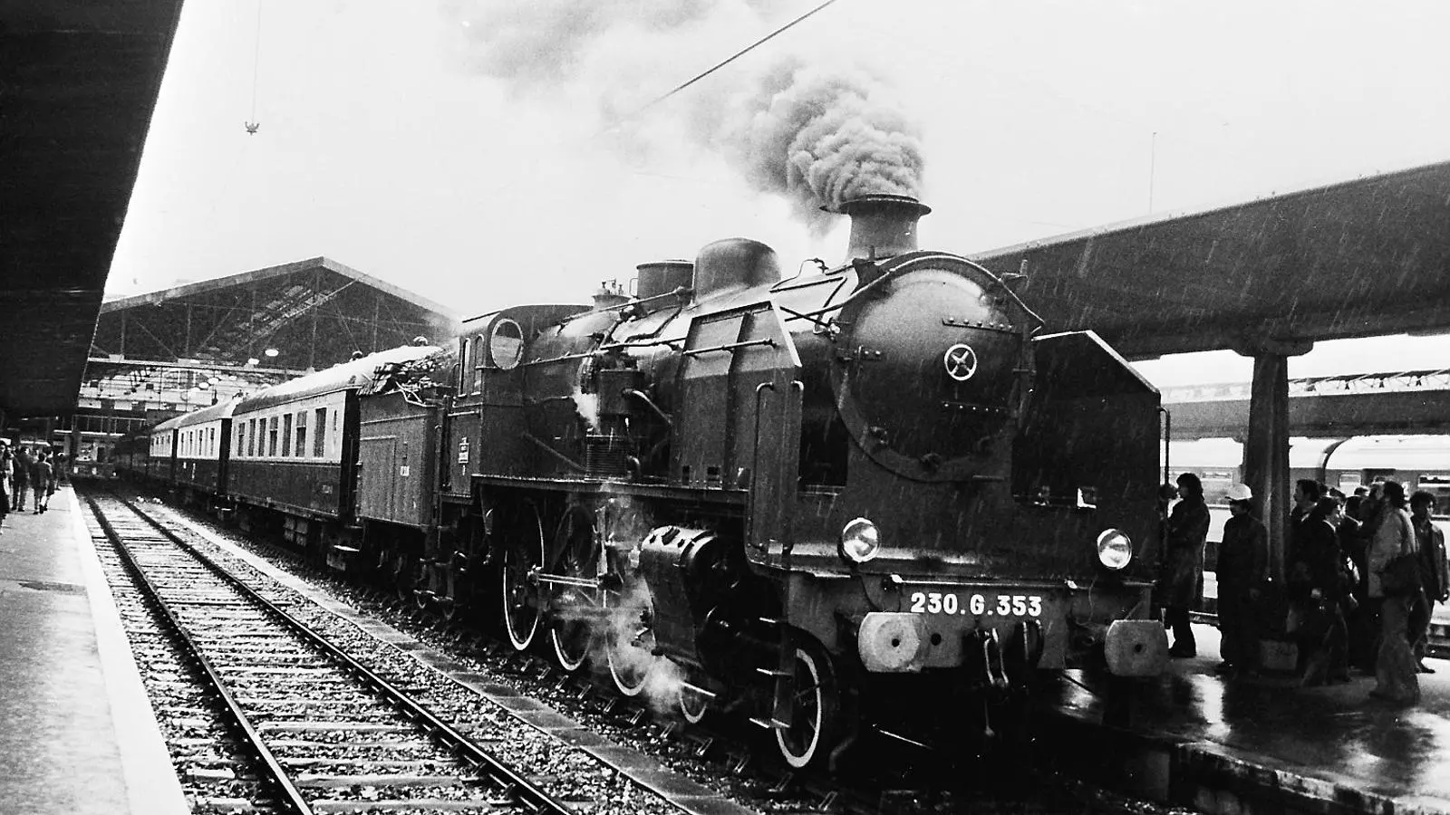 El primer viatge de l’Orient Express va sortir el 4 d’octubre del 1883. A la imatge, el comboi a París el 13 de desembre del 1978 i un cartell de l’il·lustrador francès Jacques Touchet dels anys trenta.