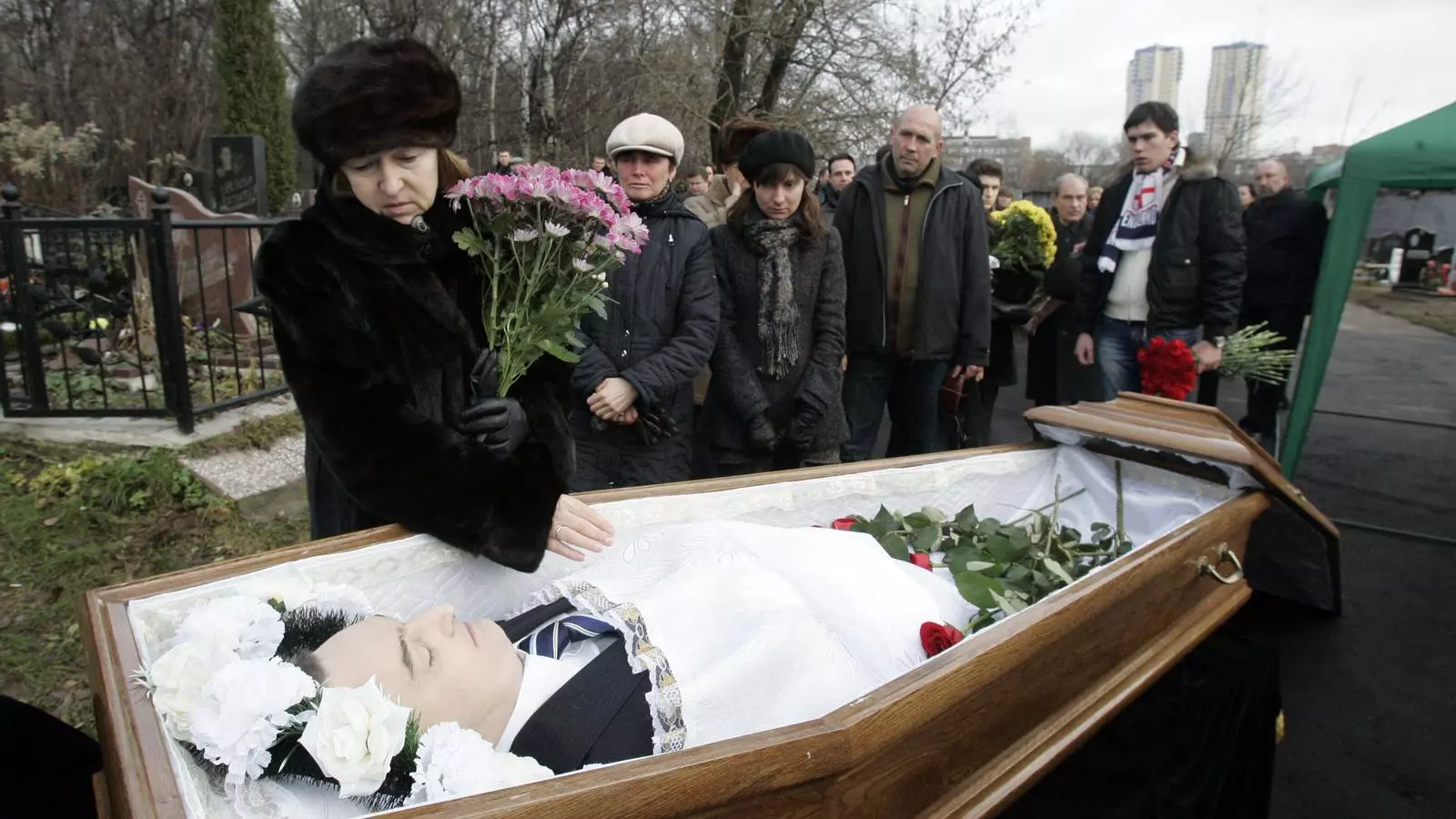 "CREIEN QUE EL DOBLEGARIEN PERÒ ELL ERA DIFERENT"
La mare de Sergei Magnitski durant l'enterrament del seu fill a Moscou, el novembre del 2009. Aquest advocat fiscalista va morir torturat a la presó, on esperava ser jutjat per un crim que no va cometre. Havia destapat una trama de corrupció a alts nivells del poder rus. No va cedir a la petició dels seus botxins, que volien fer-li retirar l'acusació.