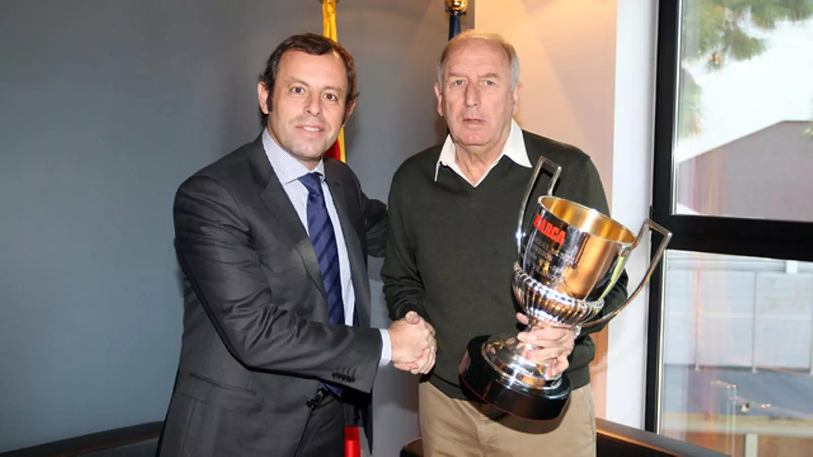 Sandro Rosell i Carles Rexach, amb el premi de ‘Marca’ que li va ser lliurat dissabte a Tito Vilanova
