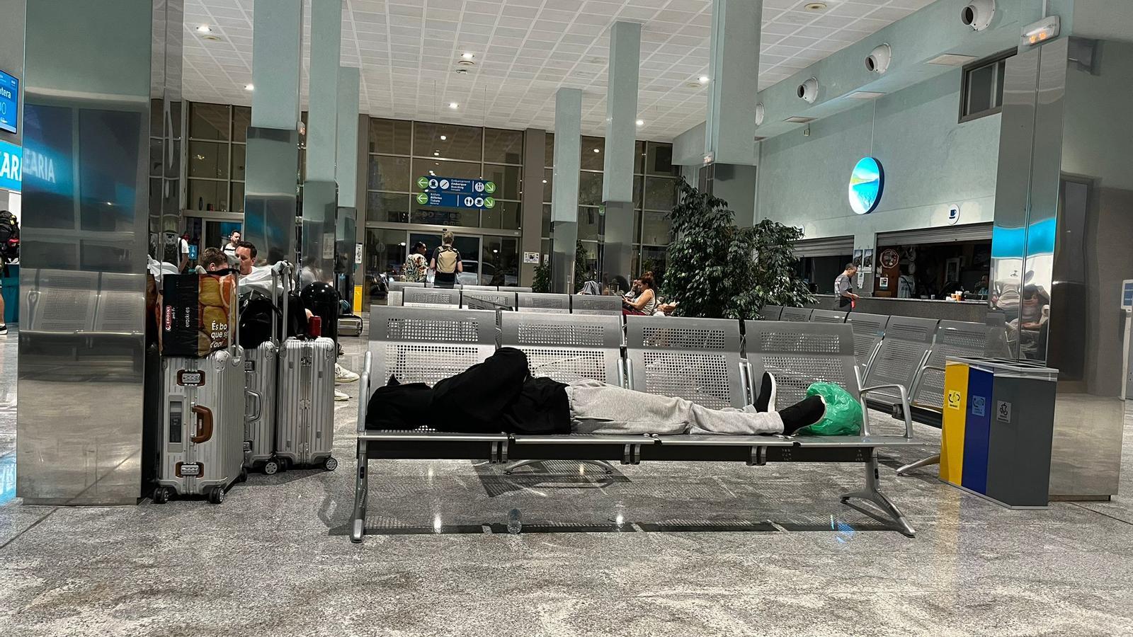 Ein Migrant schläft in der Maritimen Station Nr. 3 im Hafen von Palma.