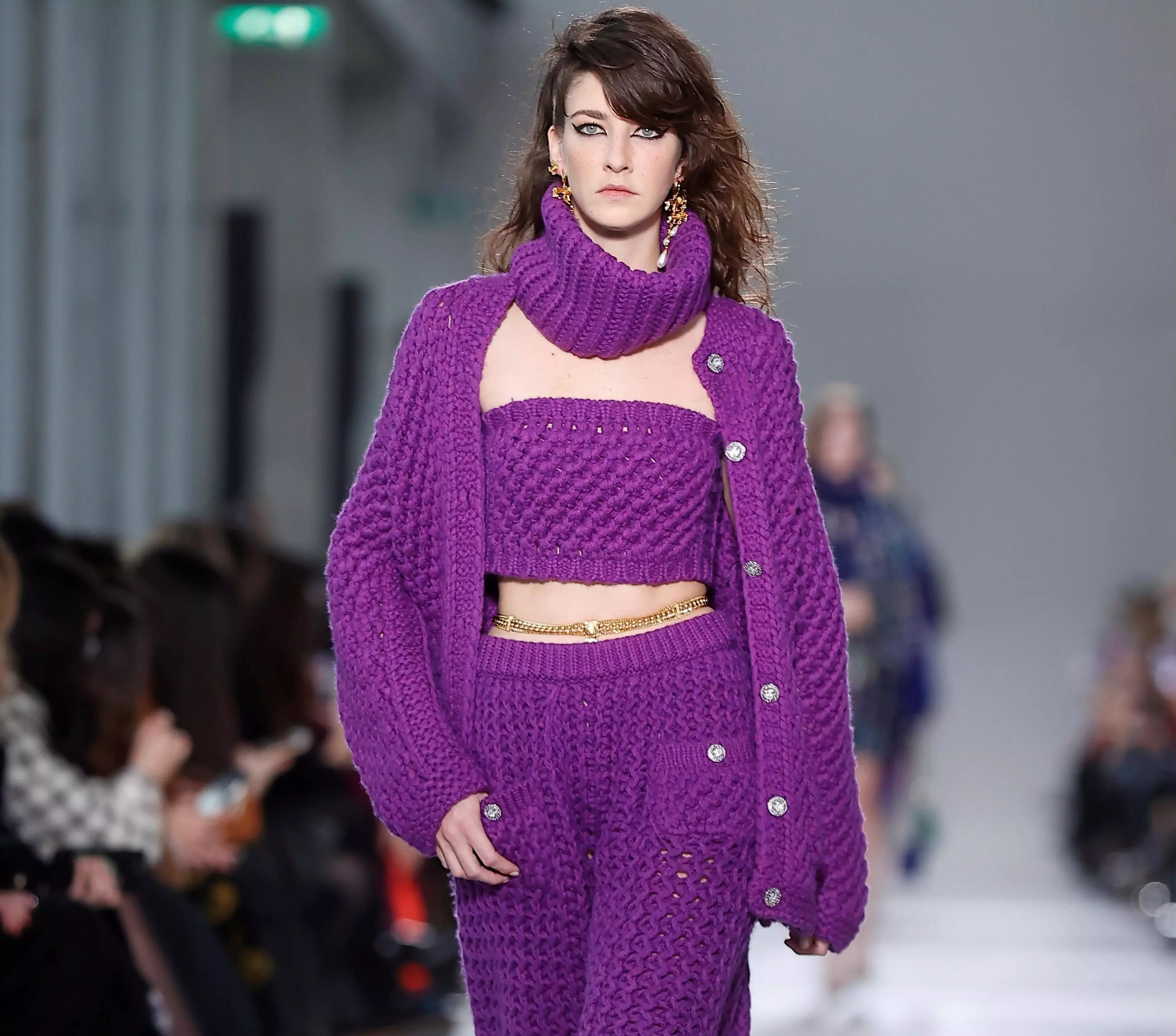 Un dels 'looks' monocromàtics més portents de la desfilada de Chanel Métiers d'Art 2021